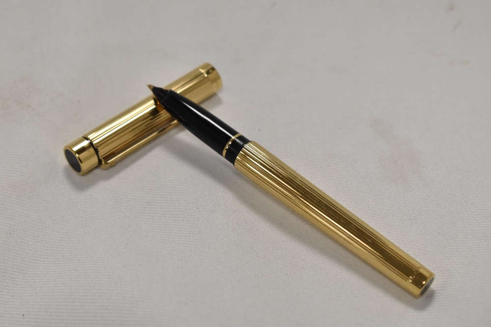 A Sheaffer Classic 1005 fountain pen in in rolled gold fluted design with Sheaffer 14k nib. In - Image 2 of 3