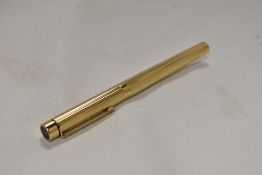 A Sheaffer Classic 1005 fountain pen in in rolled gold fluted design with Sheaffer 14k nib. In