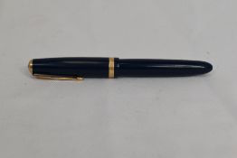 A Parker Duofold aeromatic fill fountain pen in blue, having decorative broad band to the cap having