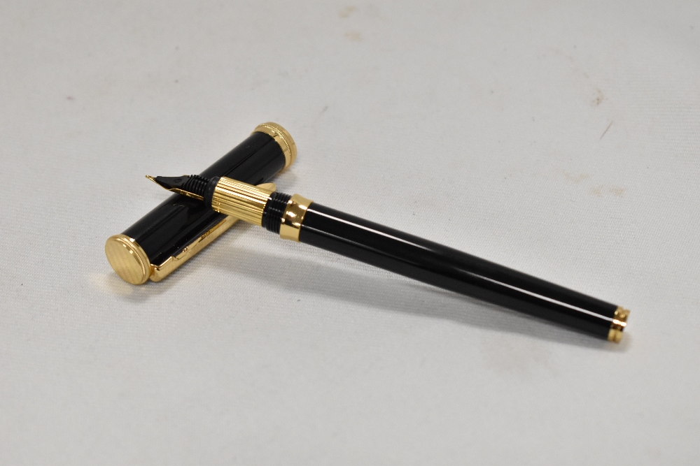 A boxed Ronson fountain pen and rollerball pen in black with gold trim - Image 2 of 3