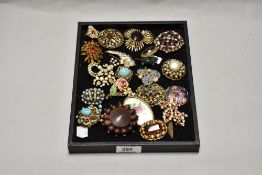 A selection of mixed vintage costume brooches.