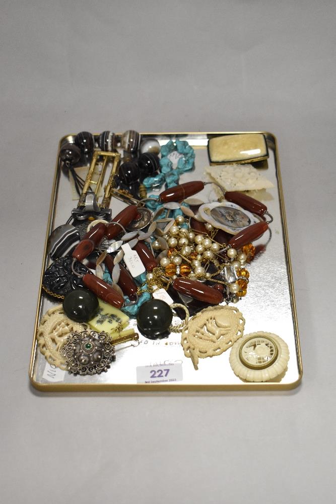 A tray of assorted costume jewellery, to include a carved Bakelite dress brooch, a turquoise