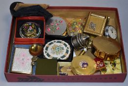 A mixed lot of vintage powder compacts including Stratton and musical compact, lip stick holders,