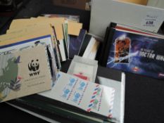 GB 1972-2013 COLLECTION OF CIRCA 60 PRESTIGE BOOKLETS + 2004/5 COMMEMS MNH Old shoebox with run of