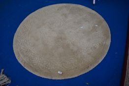 A modern circular cream rug, 121cm