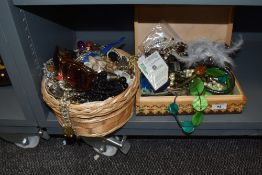 A quantity of assorted costume jewellery and accessories, to include bracelets, necklaces, and other