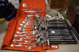 A mixed lot of vintage cutlery, including plated knives and boxes, an early 20th century coin purse,