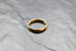 A 22ct gold wedding band, size M & approx 4g