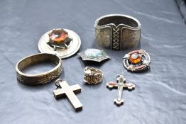 A small selection of vintage jewellery including Celtic agate set cross pendant, brooches, hinged