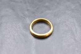 A 22ct gold wedding band, size L/M & approx 6.8g