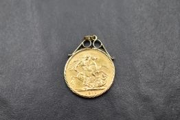 A 1911 gold sovereign in a 9ct gold removable pendant mount, approx 8.7g