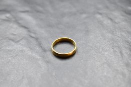 A 22ct gold wedding band, size O & approx 3.7g