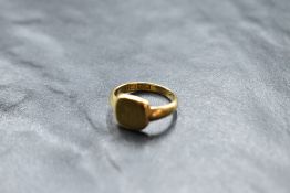 An 18ct gold signet ring of plain form bearing monogram ME, size G & approx 4g