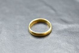 A 22ct gold wedding band, size L & approx 3.9g