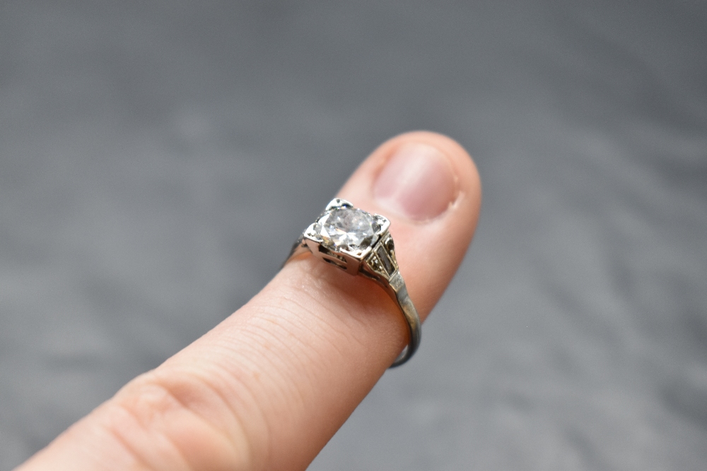 An Art Deco style diamond solitaire ring, approx 1.5ct in a square mount having diamond set - Image 2 of 2