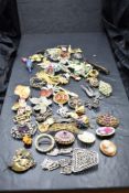 A tray of assorted brooches including horn, ceranmic, wood etc