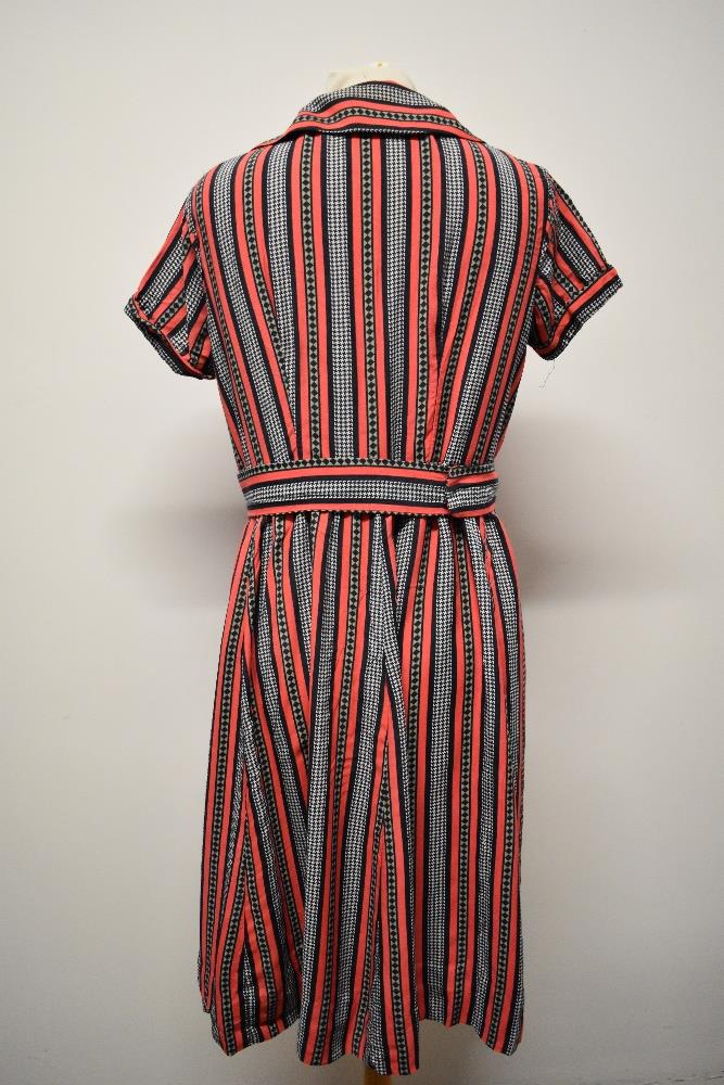 A 1950s cotton day dress of pink cotton with black dog tooth pattern, having cap sleeves, button - Image 6 of 8