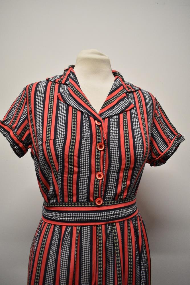 A 1950s cotton day dress of pink cotton with black dog tooth pattern, having cap sleeves, button - Image 2 of 8