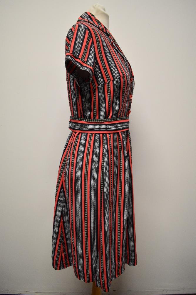 A 1950s cotton day dress of pink cotton with black dog tooth pattern, having cap sleeves, button - Image 5 of 8