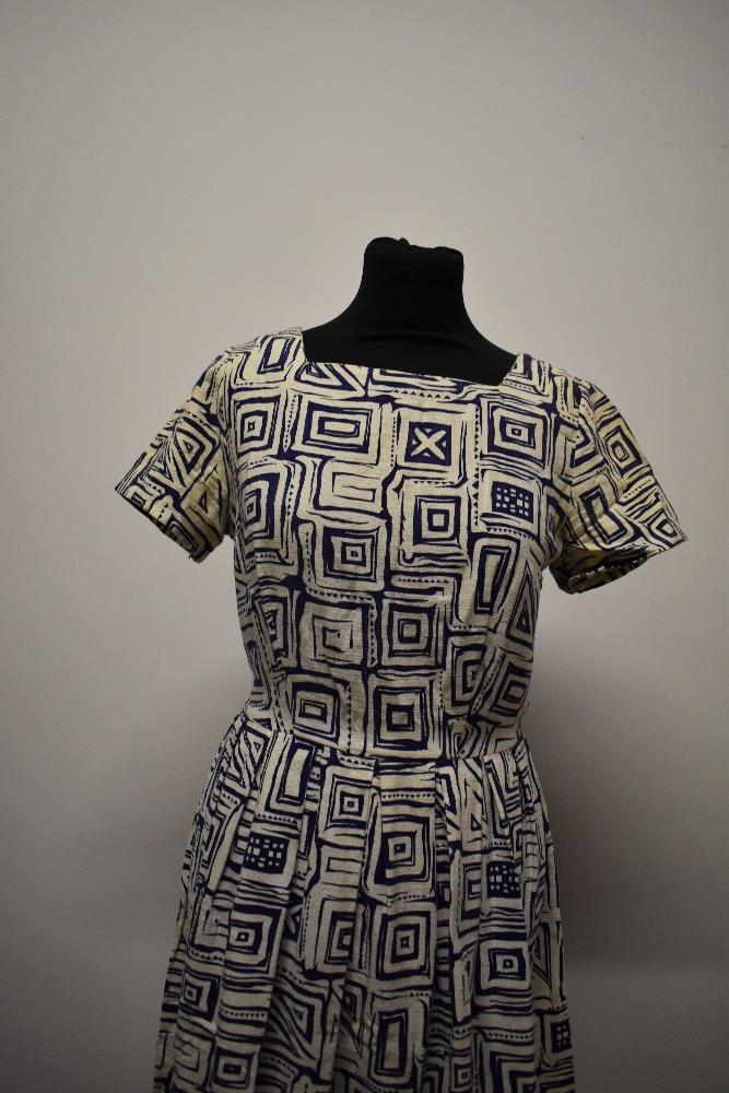 A 1950s bark cloth day dress in white, having navy blue geometric pattern, side zip and pleated - Image 2 of 6