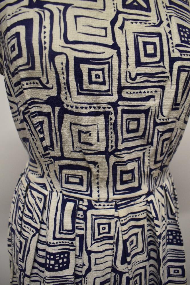 A 1950s bark cloth day dress in white, having navy blue geometric pattern, side zip and pleated - Image 3 of 6