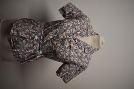 A very pretty 1940s medium weight cotton floral blouse, having buttons to front and tie fastening to