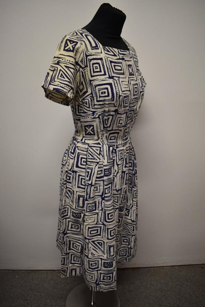 A 1950s bark cloth day dress in white, having navy blue geometric pattern, side zip and pleated - Image 4 of 6