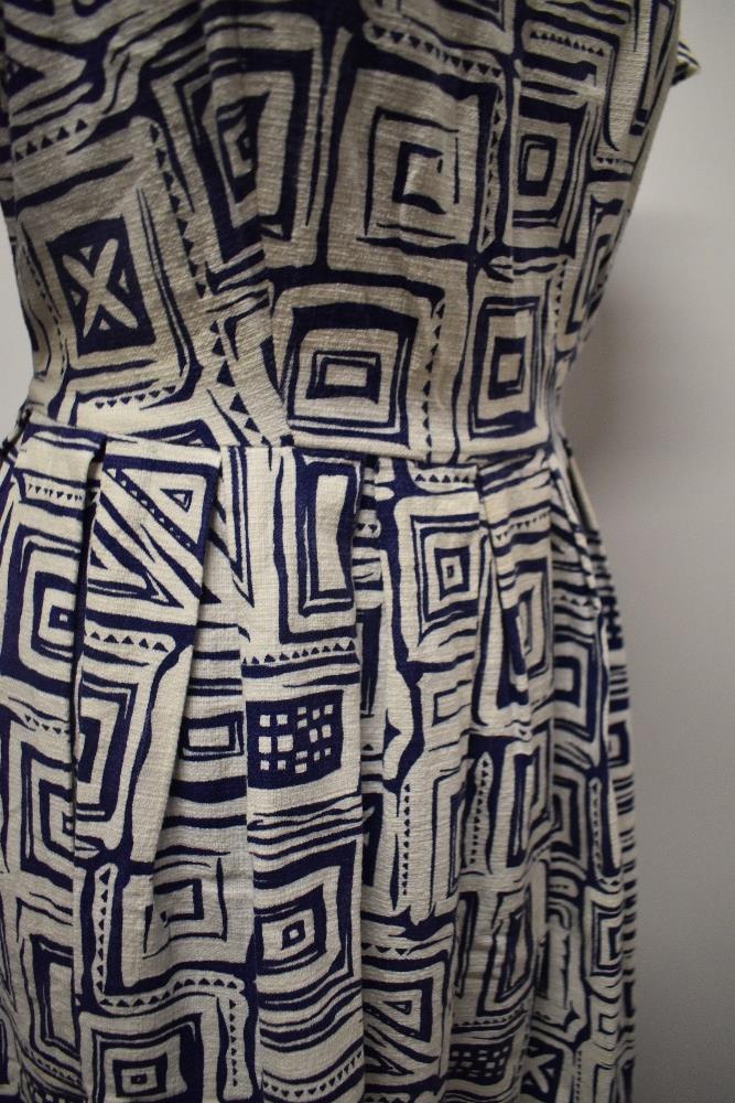 A 1950s bark cloth day dress in white, having navy blue geometric pattern, side zip and pleated - Image 5 of 6