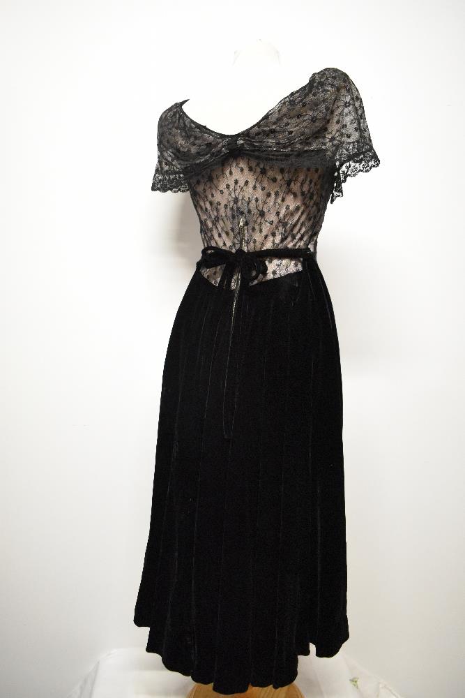 A 1940s velvet and lace gown, having shawl collar with velvet bow, the bodice and collar being lined - Image 6 of 12