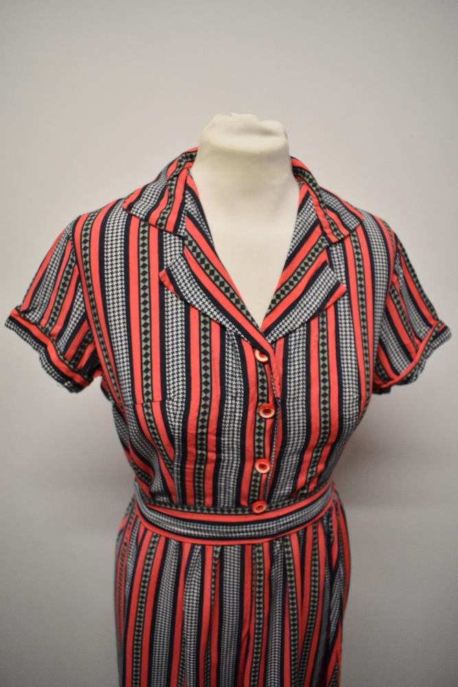 A 1950s cotton day dress of pink cotton with black dog tooth pattern, having cap sleeves, button - Image 3 of 8
