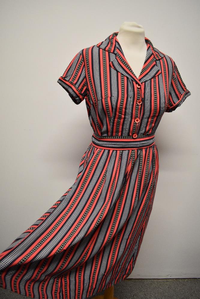 A 1950s cotton day dress of pink cotton with black dog tooth pattern, having cap sleeves, button - Image 4 of 8