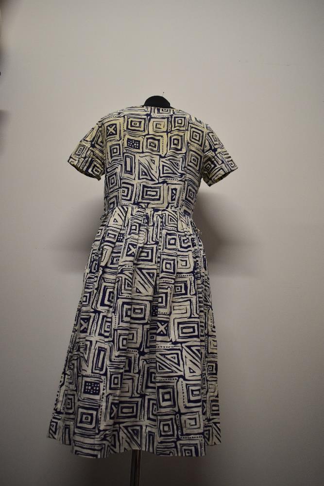 A 1950s bark cloth day dress in white, having navy blue geometric pattern, side zip and pleated - Image 6 of 6