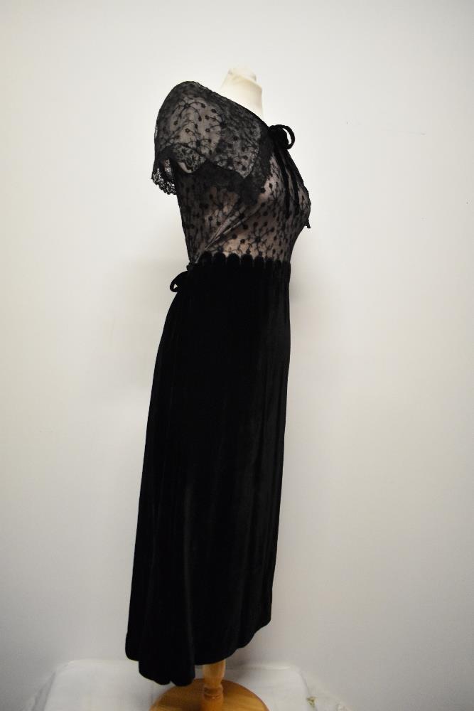 A 1940s velvet and lace gown, having shawl collar with velvet bow, the bodice and collar being lined - Image 5 of 12