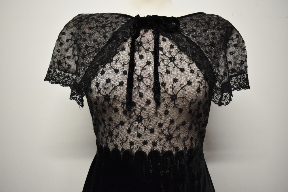 A 1940s velvet and lace gown, having shawl collar with velvet bow, the bodice and collar being lined - Image 3 of 12