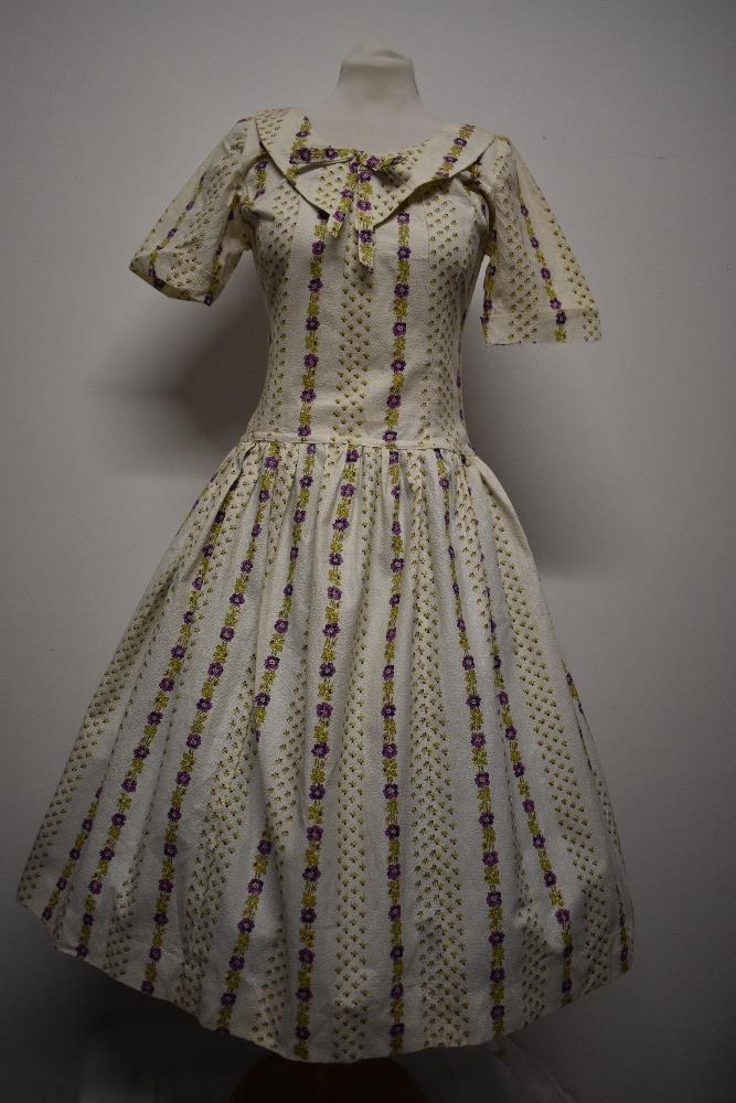 A 1950s textured floral cotton day dress, having statement collar with bow, longline bodice and full - Image 4 of 13