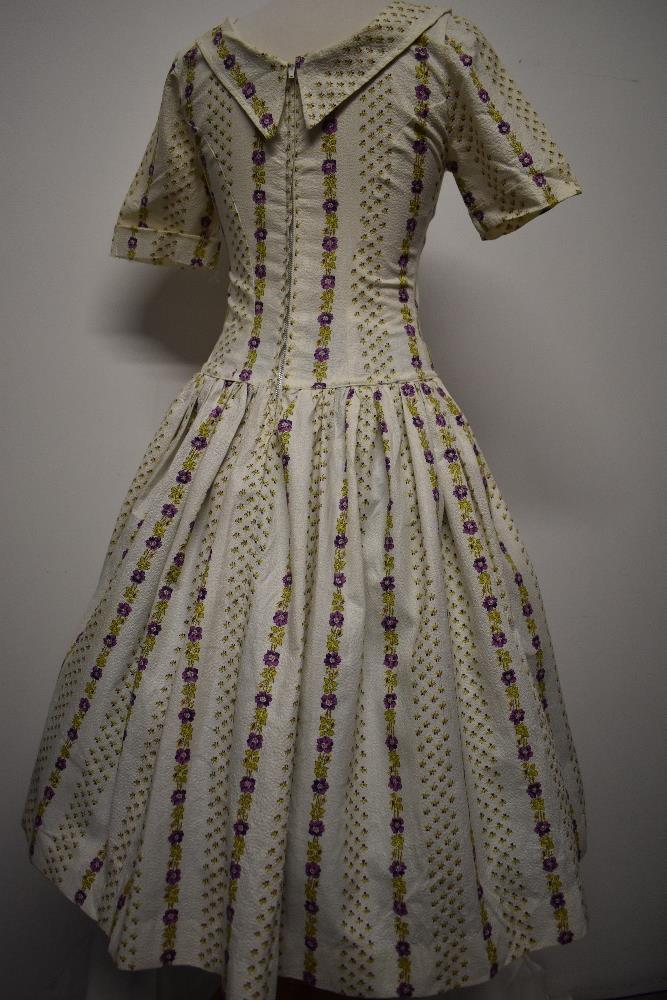 A 1950s textured floral cotton day dress, having statement collar with bow, longline bodice and full - Image 7 of 13