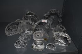An selection of paperweights, including Mats Jonasson and similar, of animal interest including