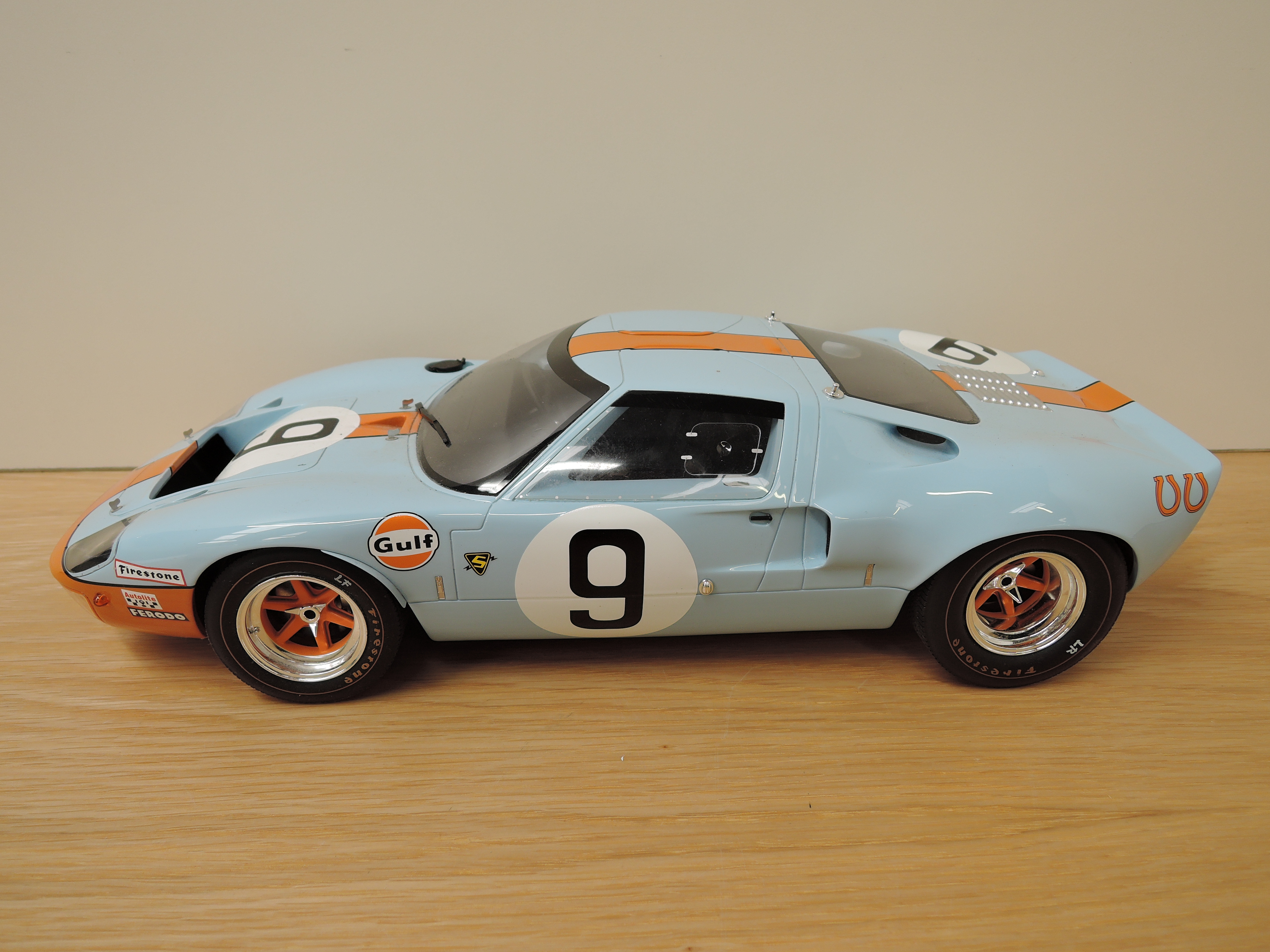 A Classic Model Replica diecast, Ford GT40, in racing trim number 9 along with a diecast 1:18 - Image 2 of 5