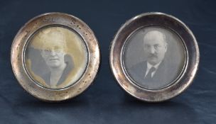 A small pair of George V silver photograph frames, of circular form ,marks for Birmingham 1916/17,