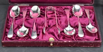 A cased set of six Edwardian silver tea spoons and sugar tongs, Old English pattern with pip