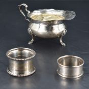 An Edwardian silver cream jug, of traditional form with generous spout, scroll handle and three