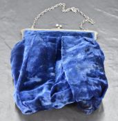 A George V silver clasped evening bag, the foliate engraved clasp with ball fastening and marks