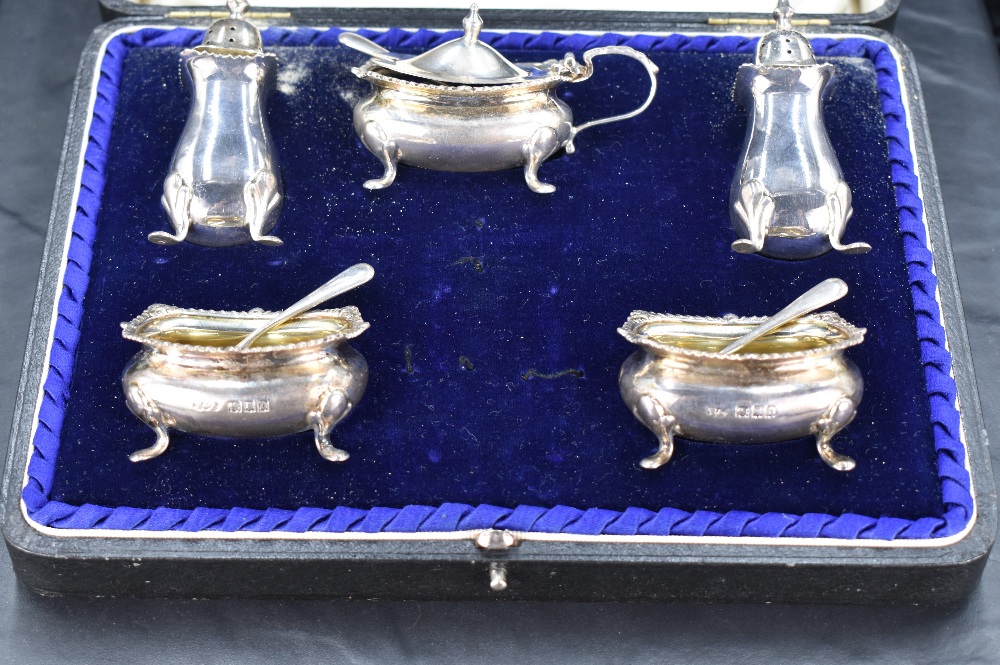 A George V cased silver condiment set, comprising salts, pepperettes and mustard and three condiment - Image 2 of 2