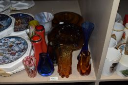 A mixed lot of vintage art glass, including smoked amber coloured rose bowl with frog, mottled