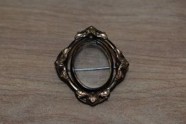 A Victorian swivel frame picture brooch in gold tone metal, with pinch back fastening.