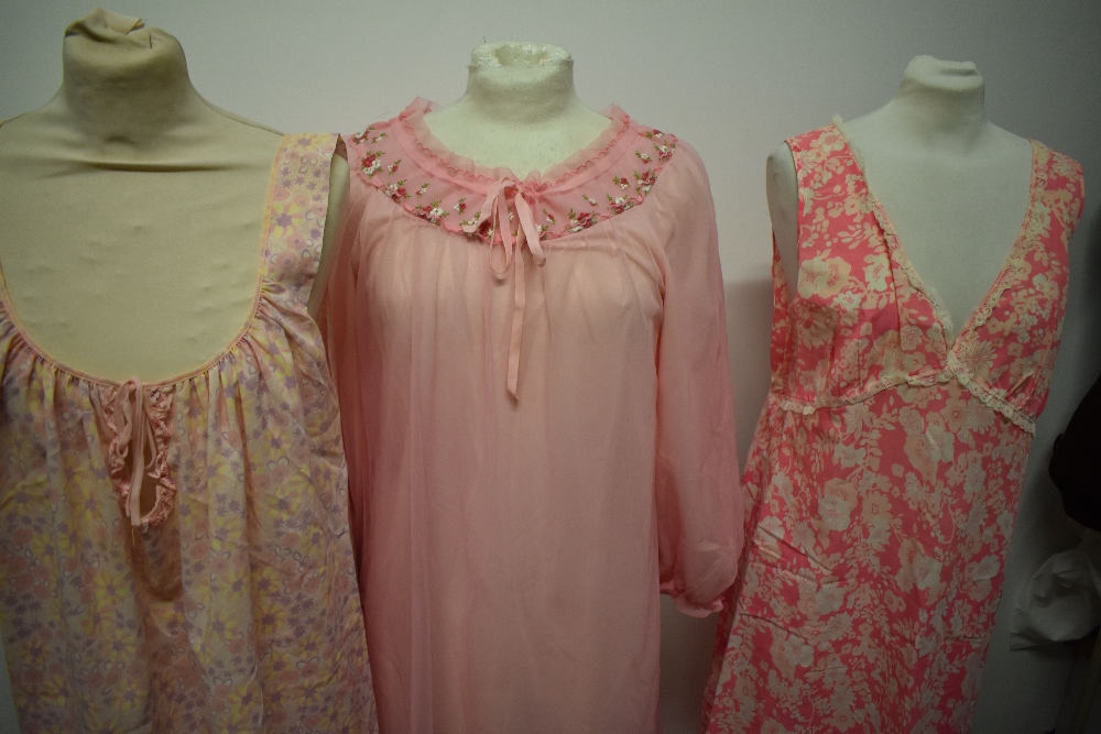 A selection of vintage nightwear, including double layered nylon nightdress. - Image 4 of 4