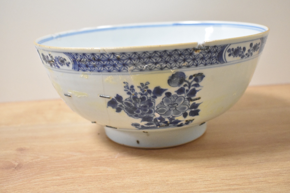 A 19th century Chinese export blue and white bowl, decorated with floral vignette and Diaper - Image 2 of 4