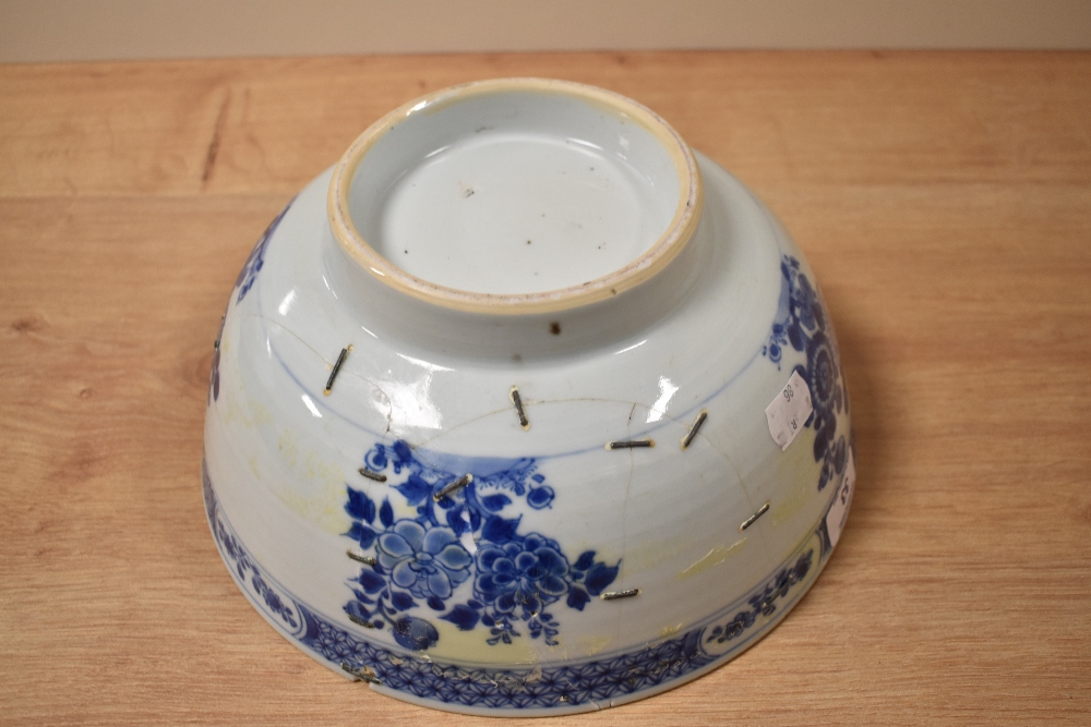 A 19th century Chinese export blue and white bowl, decorated with floral vignette and Diaper - Image 4 of 4
