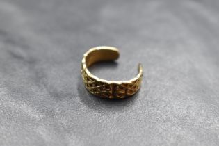 A 9ct gold toe ring having Celtic style moulded decoration, approx 2g