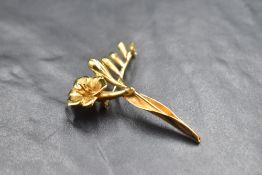 A yellow metal brooch stamped 375 modelled as a Freesia stem, approx 10g